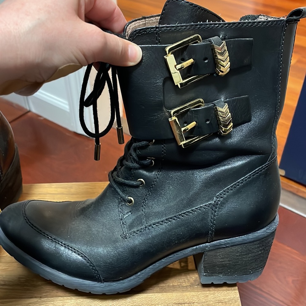 Donald Pliner zip up low boots